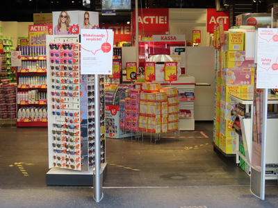848751 Gezicht op de entree van de winkel van drogisterijketen Kruidvat (Vredenburg 9) te Utrecht, met enkele ...